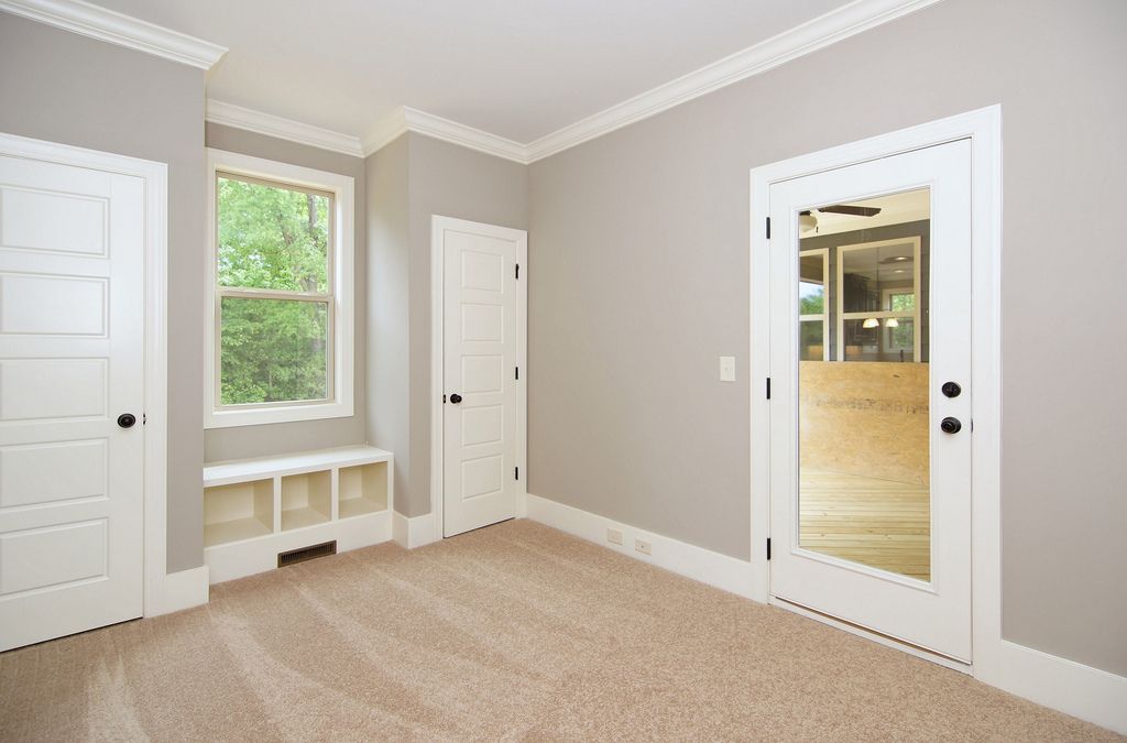 Glasvliesbehang aanbrengen.