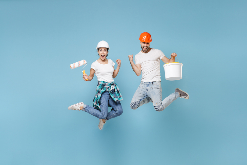 Deze behangers zijn bezig met het behangen en schilderen van nieuwbouw.