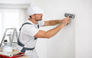 Behanger inhuren voor glasvlies behang die strak en naadloos wordt aangebracht op een muur