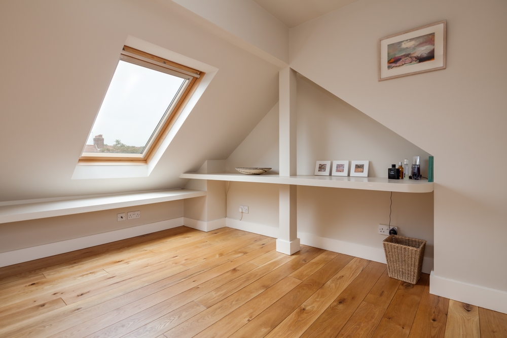 Glasvliesbehang op stucwerk aangebracht op de zolder.