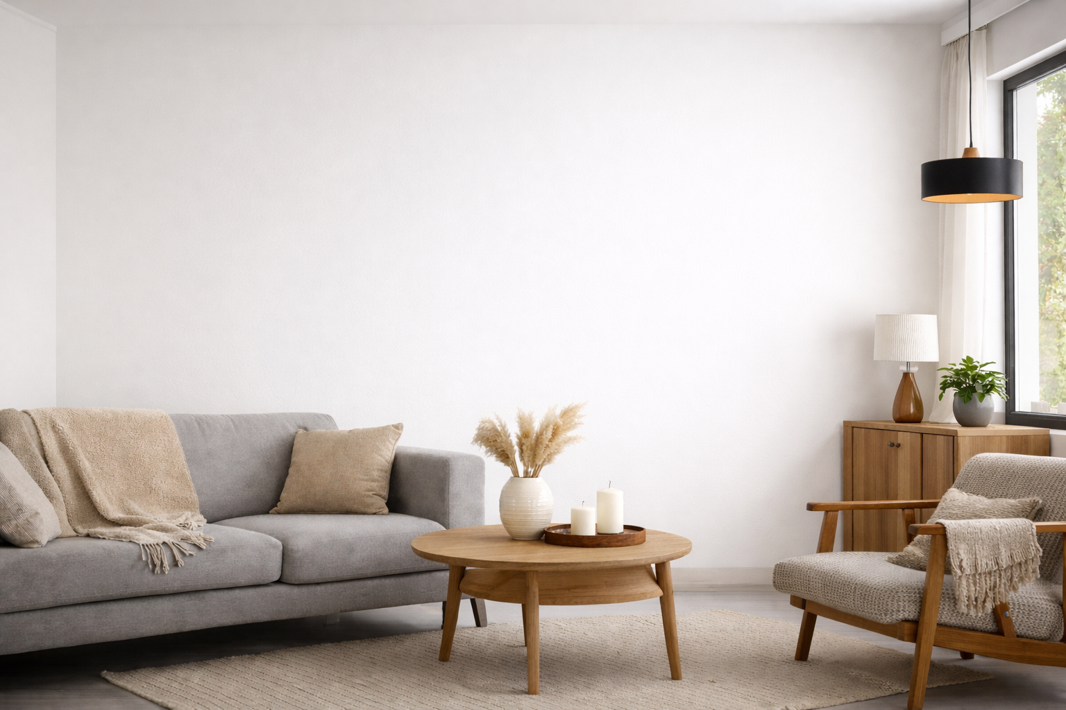 Strakke muur met glasvlies behang zonder naden in een licht interieur