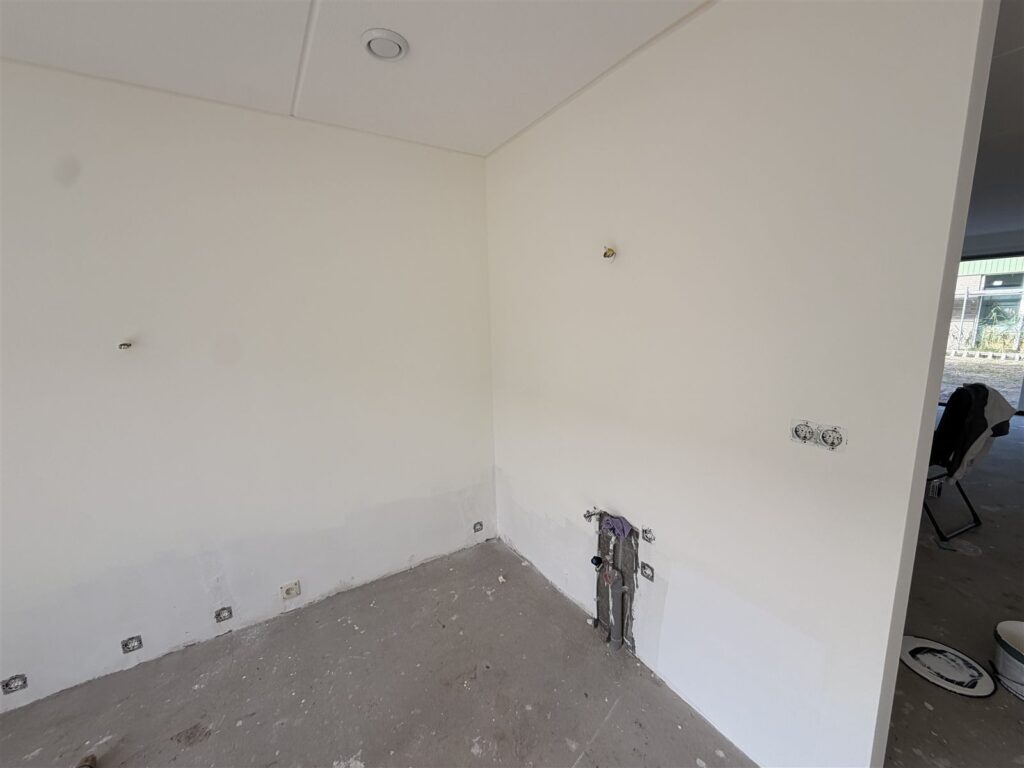 Ruimte met strak afgewerkte wanden en aansluitpunten