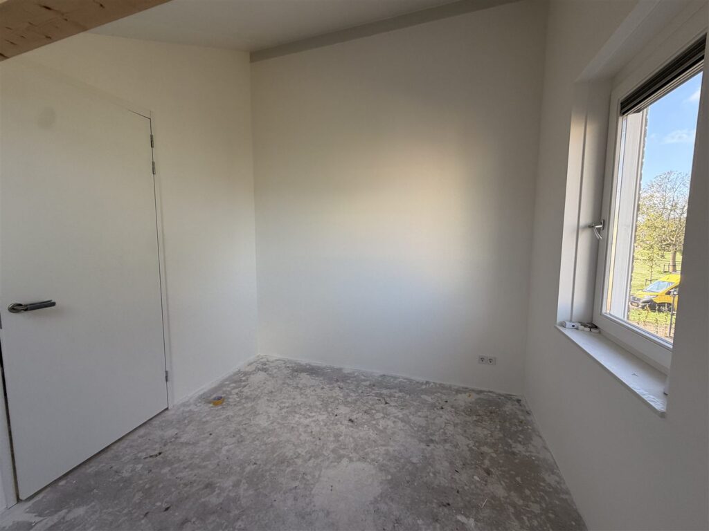 Kamer met raam en gladde witte wanden