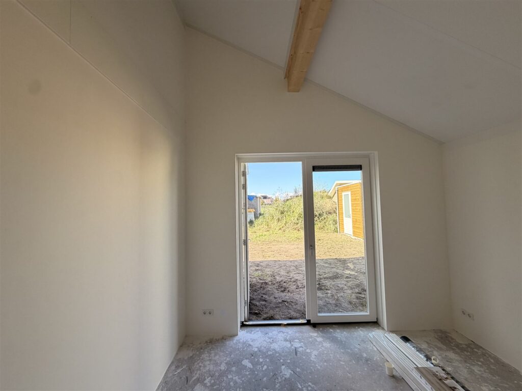 Kamer met tuindeuren en wit gesausde wanden
