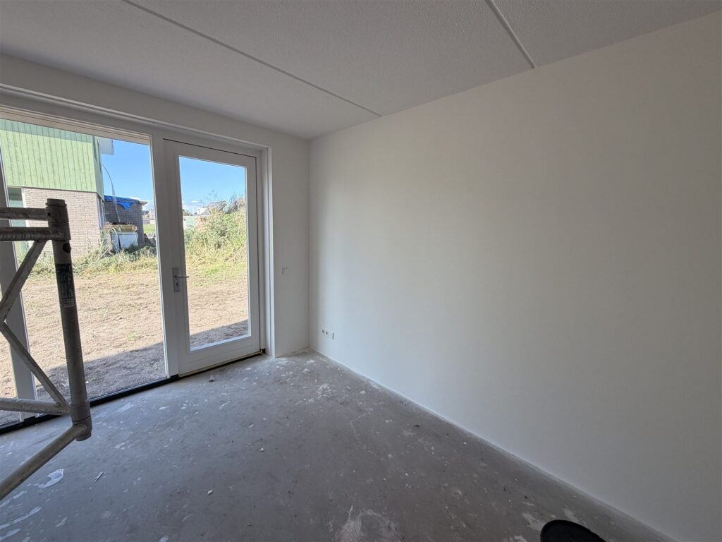 Witte, egale wand naast tuindeuren in een nieuwbouwwoning